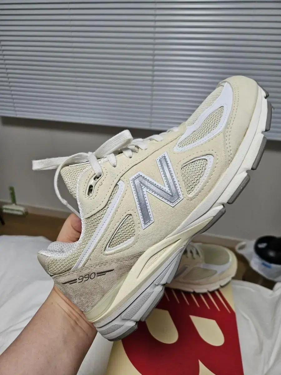 뉴발란스 990v4 크림, 270